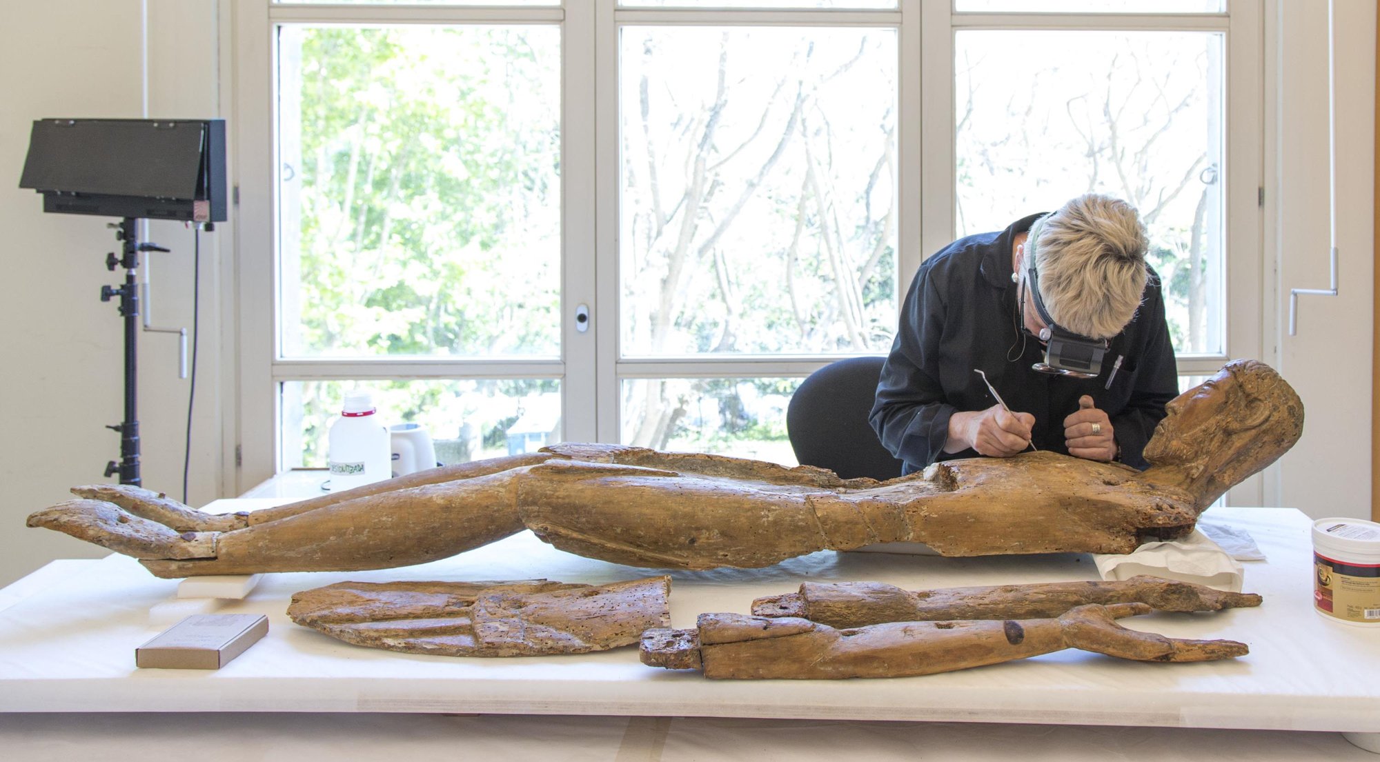 Trabajo de restauración de una obra en el museo.