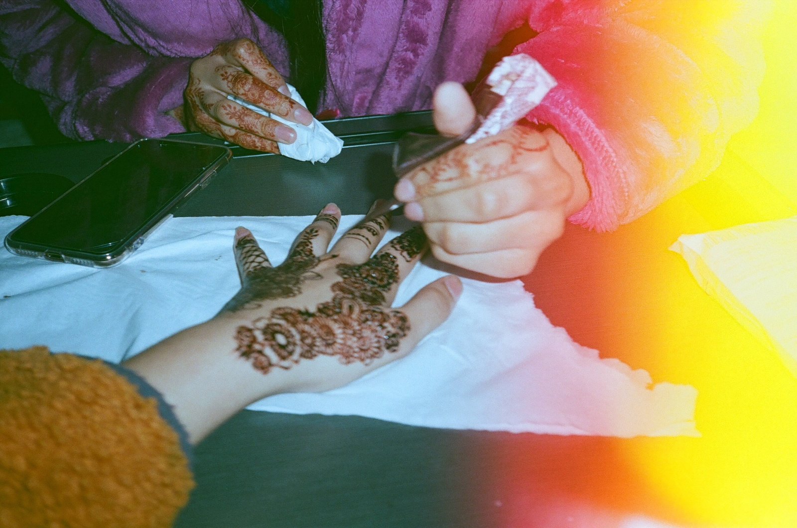 Aplicación de henna sobre el dorso de una mano.