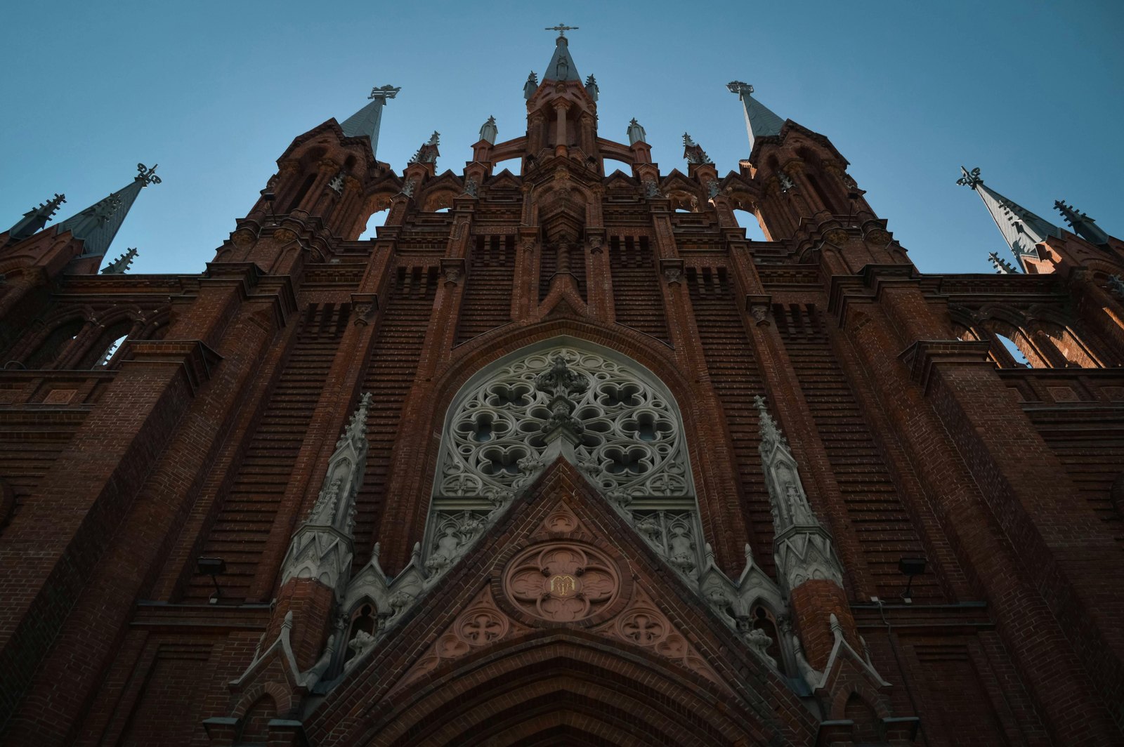 Fachada neogótica de ladrillo de una iglesia, en contrapicado.