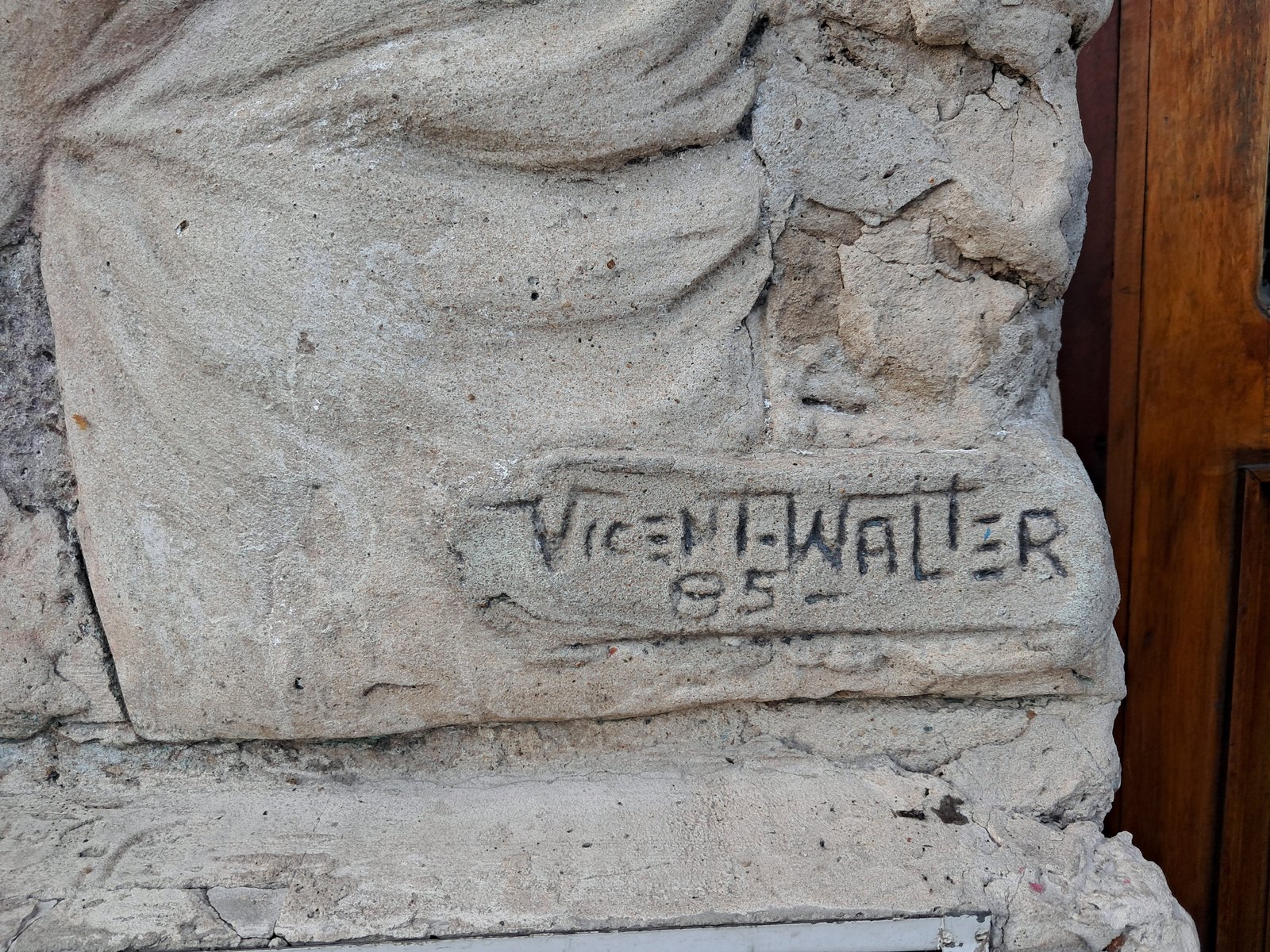Firma «Vicent-Walter 85» en el revoque