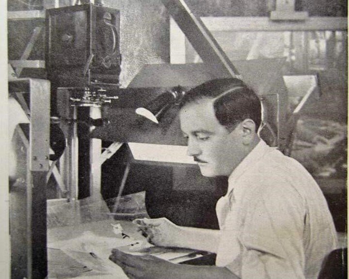 Quirino Cristiani en su mesa de animación.