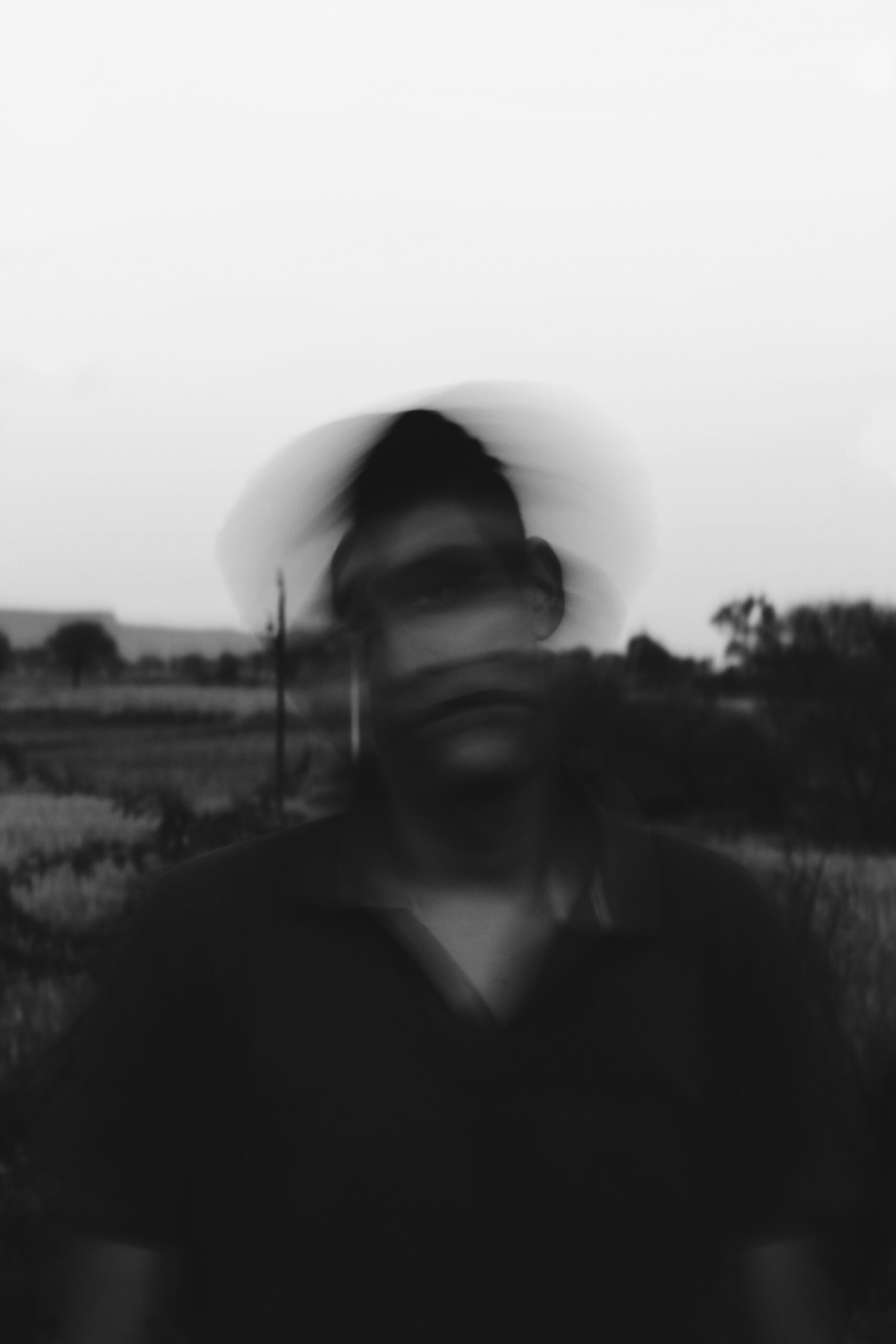 Retrato difuso en movimiento, blanco y negro