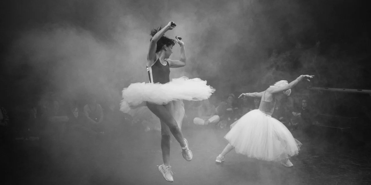Bailarinas Incendiadas: bailarinas entre humo en escena.
