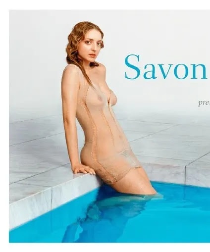 Imagen de campaña de Savon de corps: la artista sentada al borde de una pileta, junto a un jabón con forma de torso.