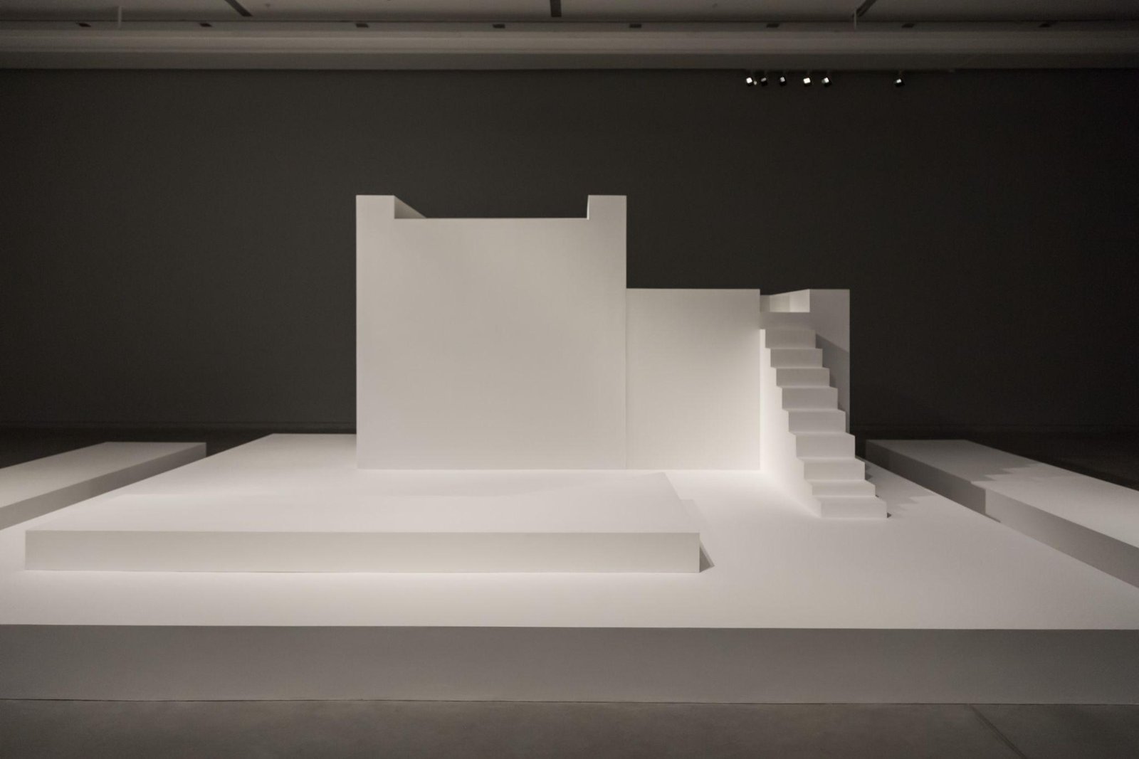 Elba Bairon, instalación de figuras blancas en sala.
