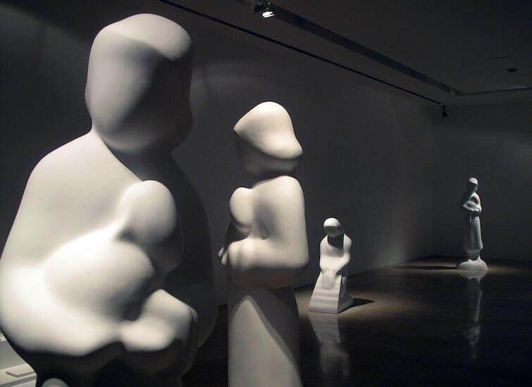 Elba Bairon, figuras blancas en sala.