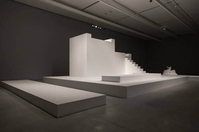 Elba Bairon, instalación con escalinata.