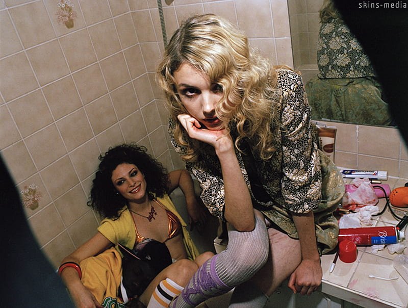 Skins — Cassie y otra chica en el baño