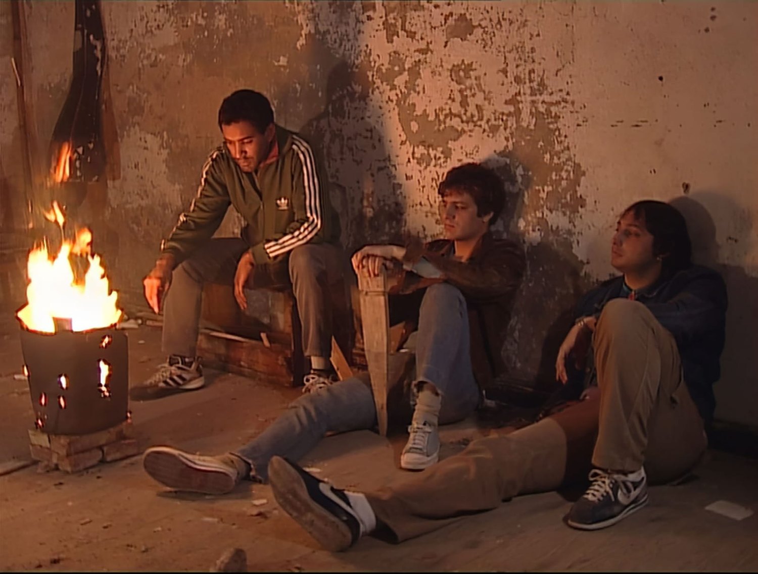 Okupas — protagonistas sentados en el piso
