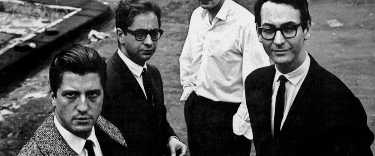 Los cuatro artistas del grupo Nueva Figuración en un baldío, fotografiados por Sameer Makarius en 1963.