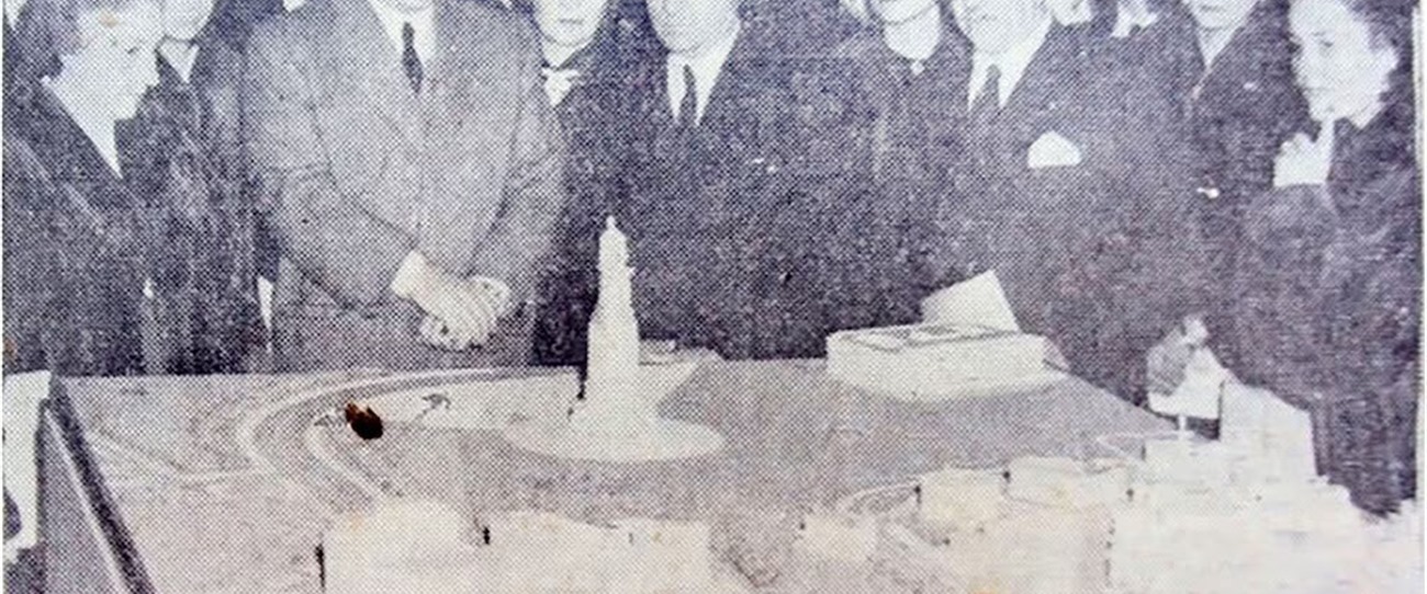 Perón y los miembros de la Comisión Nacional del Monumento a Eva Perón alrededor de la maqueta del monumento.