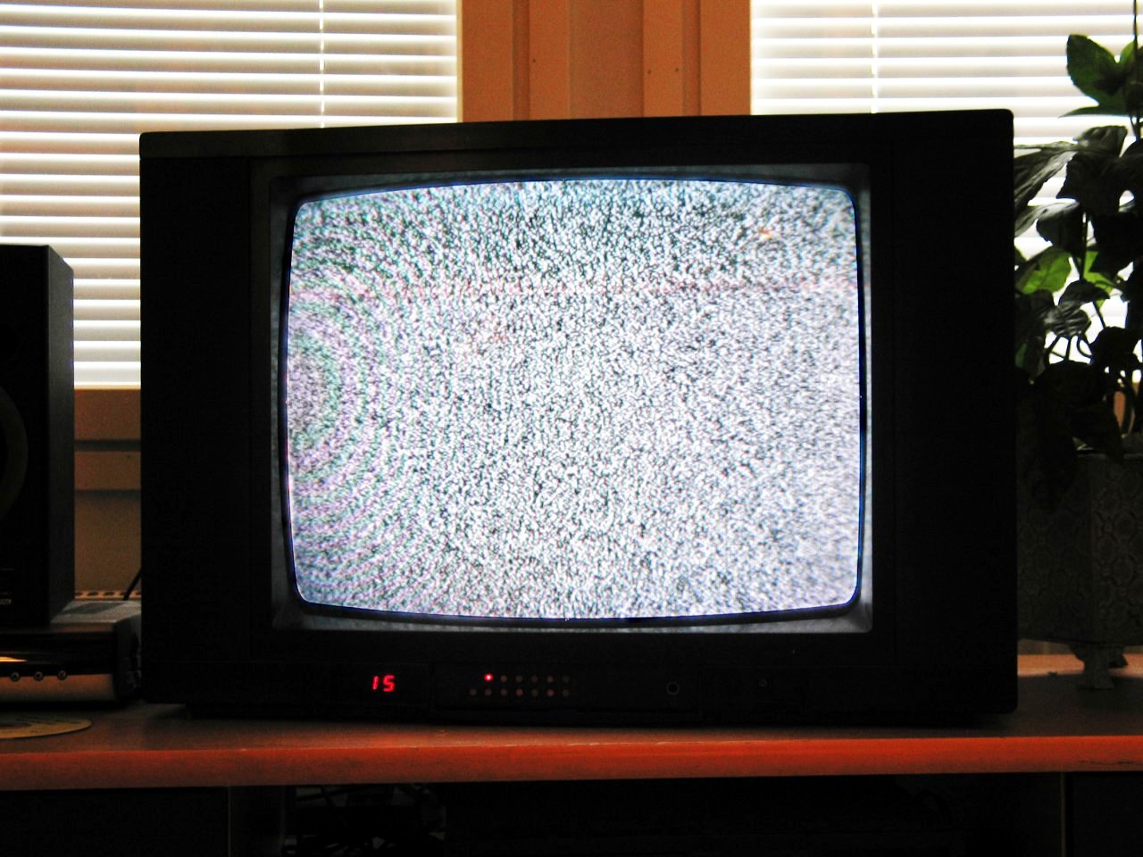 Pantalla de televisión con ruido estático en blanco y negro.