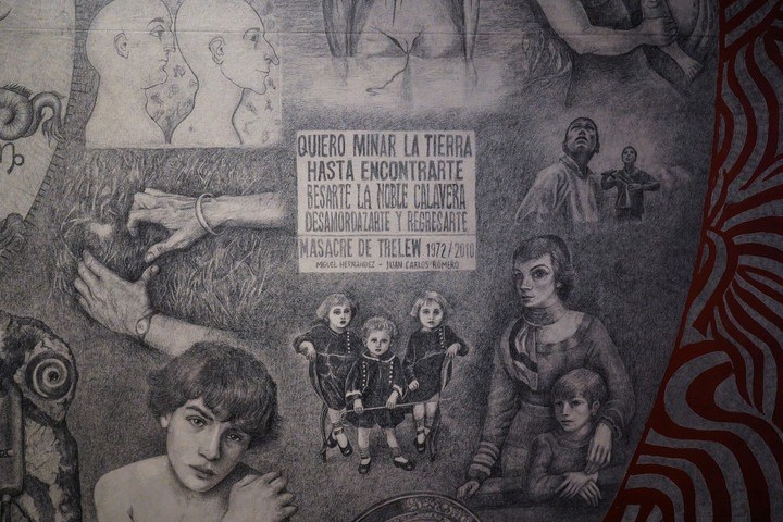 Detalle de un dibujo en grafito de Adriana Bustos, con figuras, manos y un texto recortado.