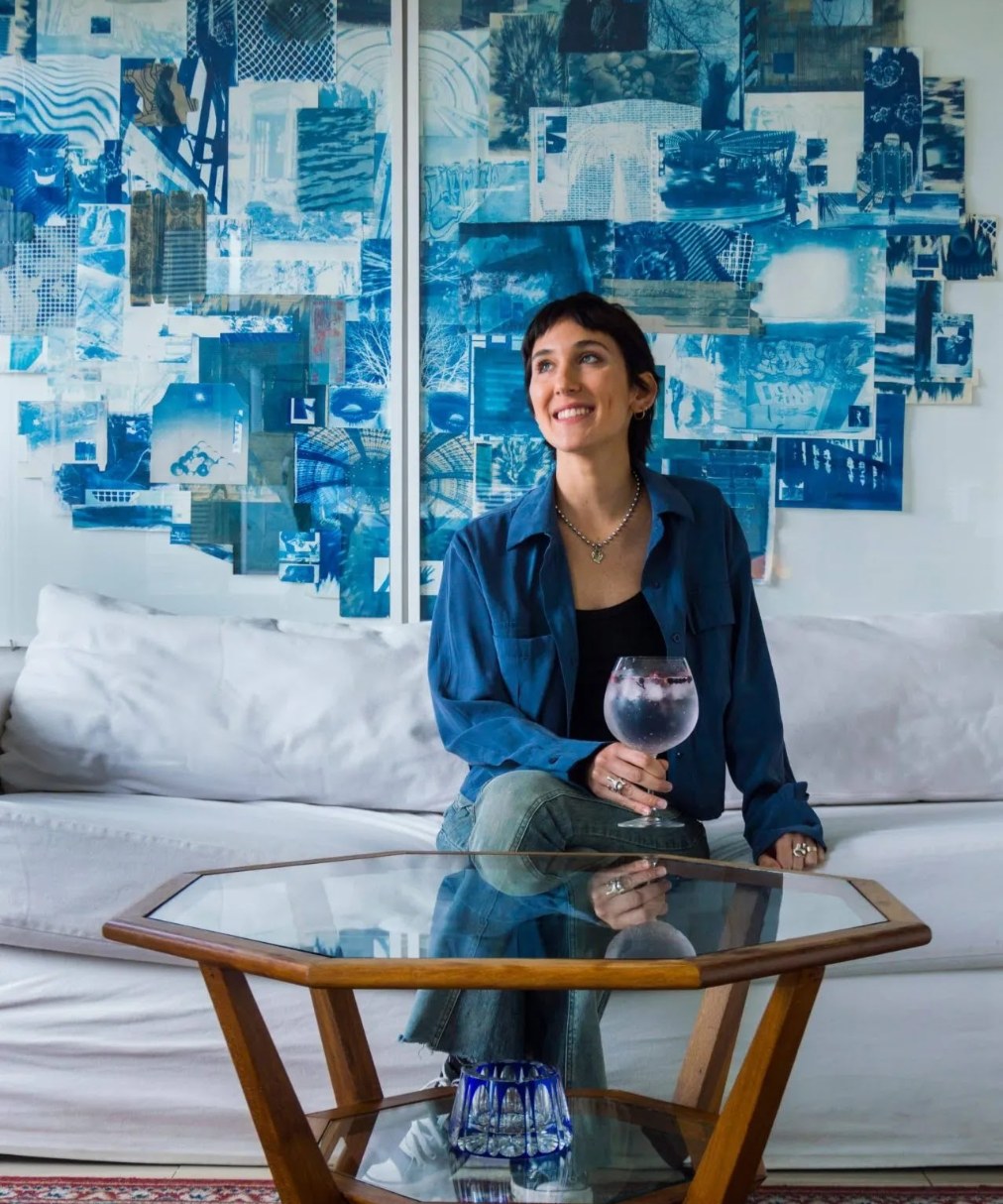 Portada: Clara Zaragoza en su casa, entre sus cianotipias.