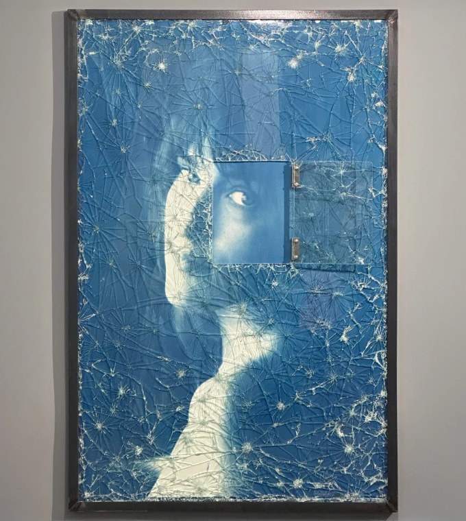 Cianotipia de Clara Zaragoza con un retrato femenino intervenido con capas de vidrio y papel.