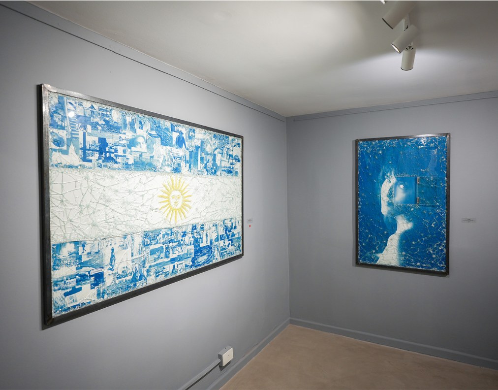 Obras de Clara Zaragoza montadas en una sala de exhibición.