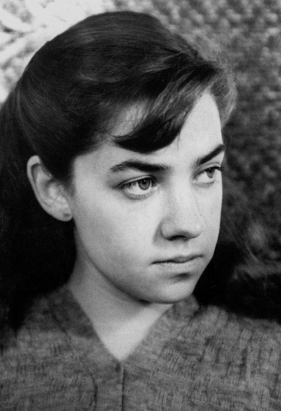 María Elena Walsh adolescente, sentada y mirando a cámara, en una fotografía de época.