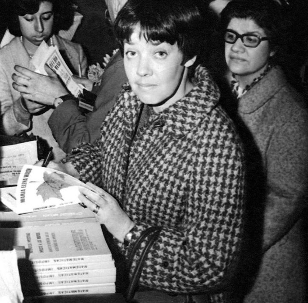 María Elena Walsh firma ejemplares de sus libros rodeada de gente en la librería El Ateneo, en 1962.