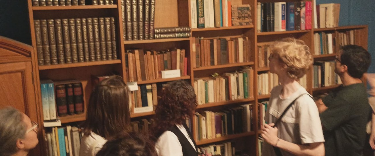 Estantes cargados de libros en una de las bibliotecas de María Elena Walsh.