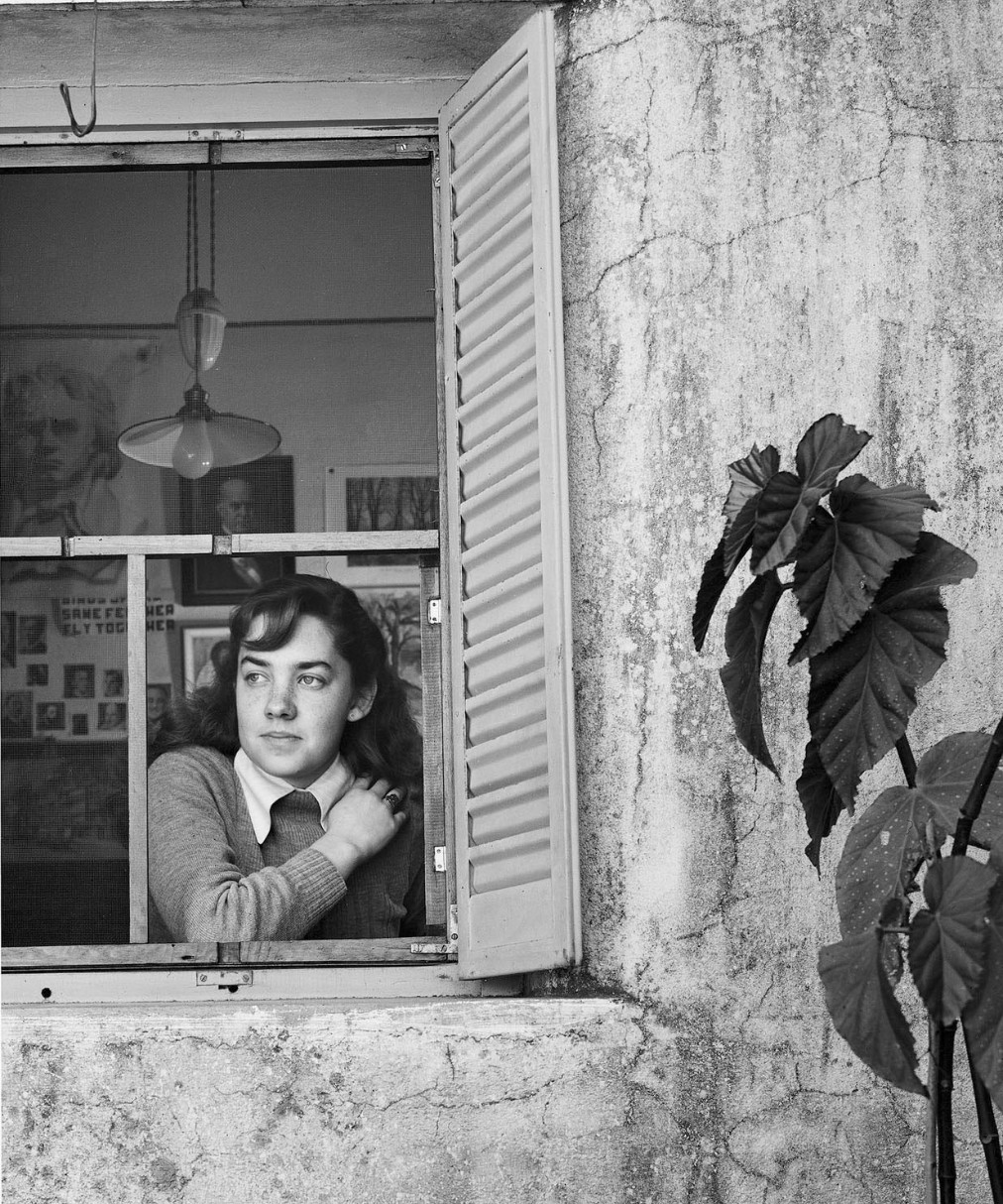 María Elena Walsh asomada a una ventana, retratada por Grete Stern en 1947.